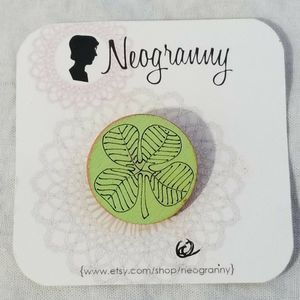 NeoGranny 4 Leaf Clover Good‎ Luck Pin